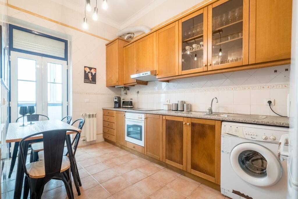 Beautiful Apartment Near The Center Of Lisbon Exterior photo